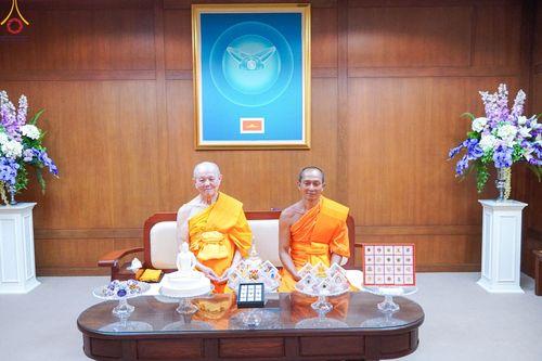 ภาพ No.84543:หลวงพ่อทัตตชีโว ได้เมตตาเป็นประธานสงฆ์ในพิธีถวายพระบรมสารีริกธาตุ องค์พระธรรมกาย รัตนชาติและปัจจัยร่วมบุญสถาปนาเจดีย์  แด่พระสมุห์สุทธิศักดิ์ ฐิตสุทธิ เจ้าอาวาสวัดเก่าเขาน้อย 