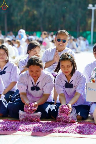 ภาพ No.193221:พิธีต้อนรับพระธรรมยาตรา ณ อนุสรณ์สถาน สถานที่เกิดในเพศสมณะ วัดสองพี่น้อง อำเภอสองพี่น้อง จังหวัดสุพรรณบุรี ในโครงการธรรมยาตรา กตัญญูบูชา มหาปูชนียาจารย์ พระมงคลเทพมุนี(สด จนฺทสโร) พระผู้ปราบมาร อนุสรณ์สถาน 7 แห่ง ปีที่ 13 วันที่ 11 มกราคม พ.ศ. 2568
