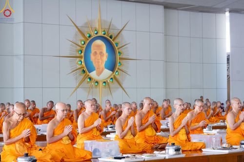 ภาพ No.208328:พิธีสวดพระพุทธมนต์ และถวายภัตตาหารเมนูสวรรค์แด่พระภิกษุ สามเณร วันที่ 15 กุมภาพันธ์ พ.ศ. 2568 ณ หอฉันคุณยายอาจารย์ฯ วัดพระธรรมกาย