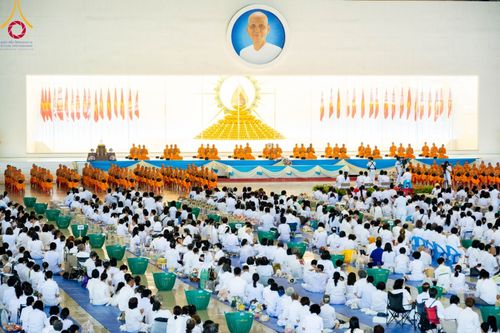 ภาพ No.99608:พิธีตักบาตรวันอาทิตย์ต้นเดือน ณ สภาธรรมกายสากล วัดพระธรรมกาย จ.ปทุมธานี วันอาทิตย์ที่ 3 ธันวาคม พ.ศ. 2566