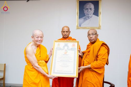 ภาพ No.223001:วันที่ 24 เมษายน พ.ศ. 2568 หลวงพ่อทัตตชีโวต้อนรับคณะสงฆ์ศรีลังกา ณ อาคาร 100 ปี คุณยายมหารัตนอุบาสิกาจันทร์ ขนนกยูง วัดพระธรรมกาย