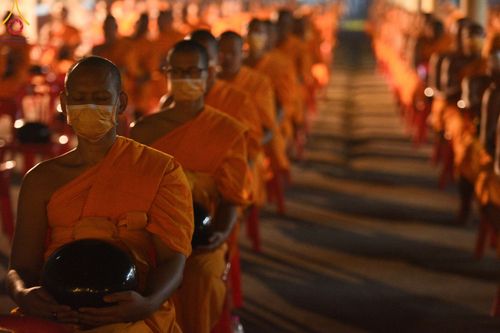 ภาพ No.197602:พิธีตักบาตรพระธรรมยาตรา ณ อนุสรณ์สถานลำดับที่ 4 สถานที่เกิดด้วยกายธรรม วัดโบสถ์(บน) ต.บางคูเวียง จ.นนทบุรี ในโครงการธรรมยาตรา กตัญญูบูชา มหาปูชนียาจารย์ พระมงคลเทพมุนี(สด จนฺทสโร) พระผู้ปราบมาร อนุสรณ์สถาน 7 แห่ง ปีที่ 13 วันที่ 19 มกราคม พ.ศ. 2568
