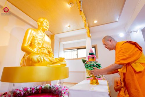 ภาพ No.221252:วันศุกร์ที่ 25 เมษายน พ.ศ. 2568 พิธีอัญเชิญรูปเหมือนพระมงคลเทพมุนี (สด จนฺทสโร) พระผู้ปราบมาร พิธีทอดผ้าป่าสามัคคี 25 ปี พิธีถวายสังฆทาน 15 วัด แด่เจ้าอาวาสภาคพื้นเอเชีย และแอฟริกา ในวาระครบ 25 ปี วัดพระธรรมกายโอซาก้า ประเทศญี่ปุ่น