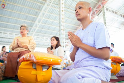 ภาพ No.101546:พิธีขอขมาและมอบผ้าไตร ในโครงการอุปสมบทบูชาธรรม มหาปูชนียาจารย์ พ.ศ. 2566 ณ ธุดงคสถานลำพูน ต.เหล่ายาว อ.บ้านโฮ่ง จ.ลำพูน  วันที่ 7 ธันวาคม พ.ศ. 2566