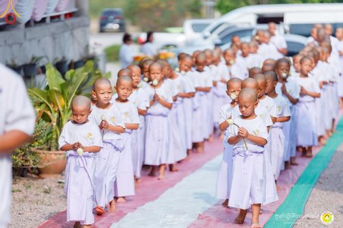 ภาพ No.215916:วันพฤหัสบดีที่ 3 เมษายน พ.ศ. 2568 พิธีบรรพชาสามเณร ภาคฤดูร้อน รุ่นที่ 15  บูชาธรรมหลวงพ่อธัมมชโย 81 ปี 81 รูป ณ ศูนย์ปฏิบัติธรรมสวนผึ้ง จ.ราชบุรี