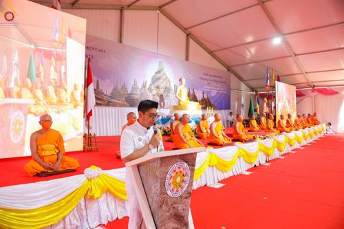 ภาพ No.103064:พิธีขอขมา มอบบาตรและผ้าไตร ธรรมทายาทชาวอินโดนีเซียกว่า 1,000 คน ณ มหาเจดีย์บุโรพุทโธ ประเทศอินโดนีเซีย ในวันที่ 19 ธันวาคม พ.ศ. 2566