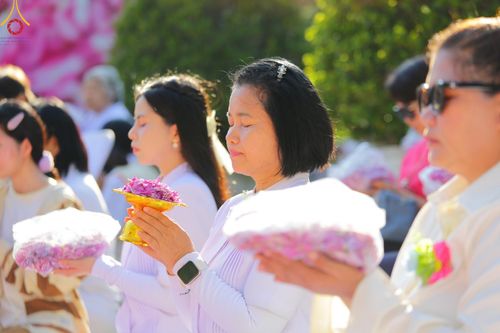 ภาพ No.188723:พิธีต้อนรับพระธรรมยาตรา ในโครงการธรรมยาตรา กตัญญูบูชา มหาปูชนียาจารย์ พระมงคลเทพมุนี(สด จนฺทสโร) พระผู้ปราบมาร อนุสรณ์สถาน 7 แห่ง ปีที่ 13 วันที่ 3 มกราคม พ.ศ. 2568 ณ อนุสรณ์สถานมหาวิหารพระมงคลเทพมุนี (โลตัสแลนด์) อ.สองพี่น้อง จ.สุพรรณบุรี