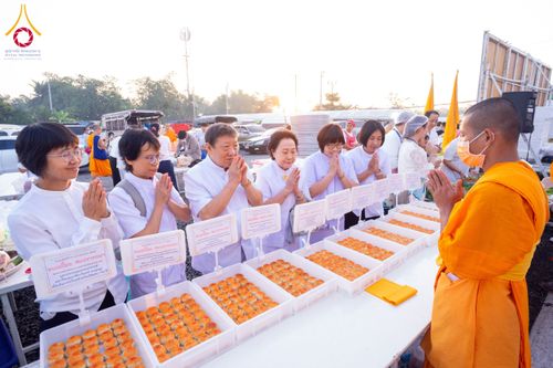 ภาพ No.197893:สาธุชนถวายภัตตาหารเป็นสังฆทาน แด่พระธรรมยาตรา ณ วัดโบสถ์(บน) ตำบลบางคูเวียง อำเภอบางกรวย จังหวัดนนทบุรี ในโครงการธรรมยาตรา กตัญญูบูชา มหาปูชนียาจารย์ พระมงคลเทพมุนี(สด จนฺทสโร) พระผู้ปราบมาร อนุสรณ์สถาน 7 แห่ง ปีที่ 13 วันที่ 19 มกราคม พ.ศ. 2568