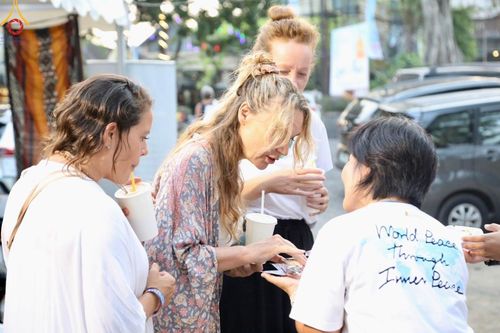 ภาพ No.156345:วัดพุทธบาหลีและวัดพระธรรมกาย จัดปฏิบัติธรรมนานาชาติ 1,151 คนจาก 78 ประเทศ ใน "วันสันติภาพสากล" ณ บาหลี อินโดนีเซีย วันเสาร์ที่ 21 กันยายน พ.ศ. 2567 เวลา 16.00-21.00 น. ณ พิพิธภัณฑ์ ARMA เมืองอูบุด จังหวัดบาหลี ประเทศอินโดนีเซีย