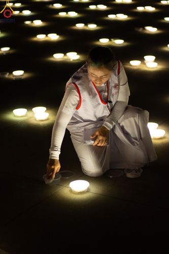 ภาพ No.59842:คณะสงฆ์และสาธุชนร่วมใจกัน สวดมนต์บทธัมมจักกัปปวัตนสูตร ครบ 6,315,808,080 จบ และจุดประทีปแปรอักษร ถวายเป็นพุทธบูชา เนื่องในวาระ "ฉลองอายุวัฒนมงคล 80 ปี หลวงพ่อธัมมชโย" ณ ลานธรรม มหารัตนวิหารคด วัดพระธรรมกาย