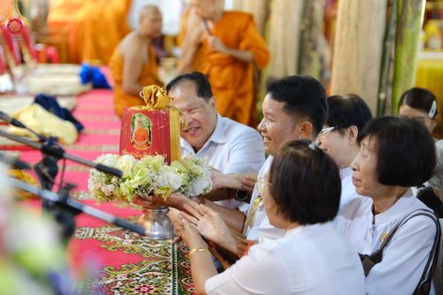 ภาพ No.170060:พิธีทอดกฐิน ณ วัดทุ่งพิชัย จ.นครปฐม ในโครงการกฐินสามัคคีทั่วไทย 30,000 วัด บูชาธรรม 80 ปี หลวงพ่อธัมมชโย โดยคณะศิษยานุศิษย์วัดพระธรรมกาย วันที่ 19 ตุลาคม พ.ศ. 2567