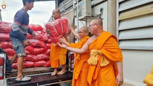 ภาพ No.90813:วัดพระธรรมกาย มูลนิธิธรรมกาย มอบถุงยังชีพและเครื่องอุปโภคบริโภค ช่วยเหลือผู้ประสบความเดือดร้อนจากอุทกภัย ด้วยห่วงใย ใส่ใจ ดูแลกัน ส่งมอบกำลังใจโดย ศูนย์ส่งเสริมศีลธรรมจังหวัดสุโขทัย วันที่ 6 ตุลาคม พ.ศ. 2566
