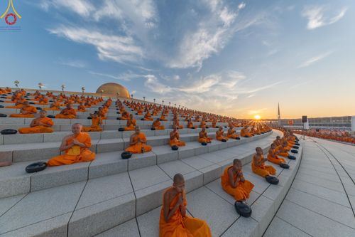 ภาพ No.187706:พิธีตักบาตรฉลองพระใหม่ ต้อนรับพุทธศักราช 2568 ณ ลานธรรมพระมหาธรรมกายเจดีย์ วัดพระธรรมกาย จ.ปทุมธานี วันที่ 1 มกราคม พ.ศ. 2568