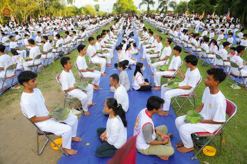 ภาพ No.102728:พิธีตัดปอยผม และปลงผมธรรมทายาท ชาวอินโดนีเซียกว่า 1,000 คน ณ มหาเจดีย์บุโรพุทโธ ประเทศอินโดนีเซีย อบรมระหว่างวันที่ 16-28 ธันวาคม พ.ศ. 2566