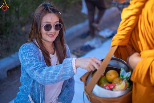 ภาพ No.187112:พิธีตักบาตรพระ ๕๐๐ รูป "สร้างบุญใหญ่ ส่งท้ายปีเก่า ต้อนรับปีใหม่ ๒๕๖๘" วันเสาร์ที่ ๒๘ ธันวาคม พ.ศ. ๒๕๖๗ ณ ถนนหน้าที่ว่าการอำเภอภูเรือ จังหวัดเลย