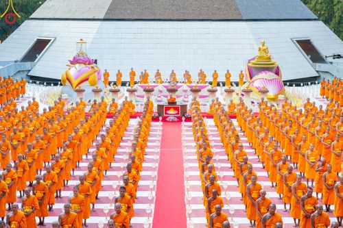 ภาพ No.190071:พิธีจุดประทีปถวายเป็นพุทธบูชา และบูชาธรรมมหาปูชนียาจารย์ ณ อนุสรณ์สถานมหาวิหารพระมงคลเทพมุนี (โลตัสแลนด์) อ.สองพี่น้อง จ.สุพรรณบุรี ในโครงการธรรมยาตรา กตัญญูบูชา มหาปูชนียาจารย์ พระมงคลเทพมุนี(สด จนฺทสโร) พระผู้ปราบมาร อนุสรณ์สถาน 7 แห่ง ปีที่ 13