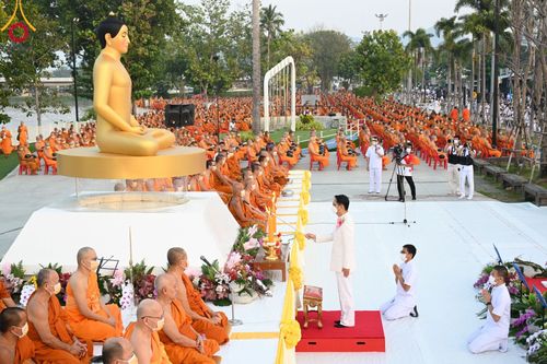 ภาพ No.101729:ตักบาตรพระ 10,000 รูป เติมบุญให้แผ่นดิน เนื่องในโอกาส 192 ปี จังหวัดกาญจนบุรี หนึ่งในโครงการตักบาตรพระ 2,000,000 รูป  77 จังหวัดทุกวัดทั่วไทย วันจันทร์ที่ 11 ธันวาคม พ.ศ. 2566 บริเวณถนนสองแคว (SKY WALK) เมืองกาญจนบุรี