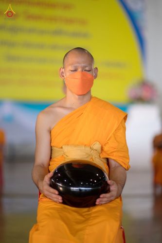 ภาพ No.80790:พิธีตักบาตร , พิธีบูชาข้าวพระในวันอาทิตย์ต้นเดือน วันที่ 7 พฤษภาคม พ.ศ. 2566 ณ วัดพระธรรมกาย