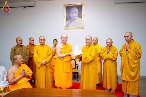 ภาพ No.222938:วันที่ 23 เมษายน พ.ศ. 2568 หลวงพ่อทัตตชีโวต้อนรับคณะสงฆ์ World Pec ณ อาคาร 100 ปี คุณยายมหารัตนอุบาสิกาจันทร์ ขนนกยูง วัดพระธรรมกาย