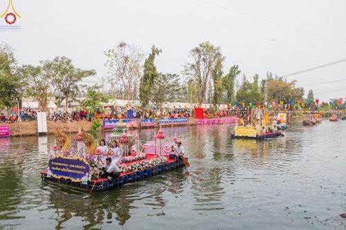 ขบวนพาเหรดเรือในพิธีเปิดโครงการแข่งขันเรือพาย อบต.คลองสาม ประจำปี พ.ศ. 2567 วันเสาร์ที่ 17 กุมภาพันธ์ พ.ศ. 2567