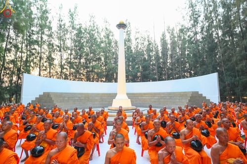 ภาพ No.190185:พิธีตักบาตรพระธรรมยาตรา ณ อนุสรณ์สถานลำดับที่ 1 สถานที่เกิดด้วยรูปกายเนื้อ อนุสรณ์สถานมหาวิหารพระมงคลเทพมุนี (โลตัสแลนด์) อ.สองพี่น้อง จ.สุพรรณบุรี ในโครงการธรรมยาตรา กตัญญูบูชา มหาปูชนียาจารย์ พระมงคลเทพมุนี(สด จนฺทสโร) พระผู้ปราบมาร อนุสรณ์สถาน 7 แห่ง 