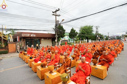 ภาพ No.146205:ตักบาตรพระ 1,384 รูป ทำบุญเมืองฝางครบรอบ 1,383 ปี ถวายเป็นพระราชกุศลแด่พระบาทสมเด็จพระเจ้าอยู่หัว เนื่องในโอกาสพระราชพิธีมหามงคล เฉลิมพระชนมพรรษา 6 รอบ 72 พรรษา วันเสาร์ที่ 27 กรกฎาคม พ.ศ.2567  ณ ถนนหน้าที่ว่าการอำเภอฝาง จ.เชียงใหม่