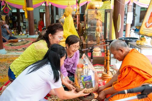 ภาพ No.175198:พิธีทอดกฐิน วัดแรก จ.เพชรบุรี ในโครงการกฐินสามัคคีทั่วไทย 30,000 วัด บูชาธรรม 80 ปี หลวงพ่อธัมมชโย โดยคณะศิษยานุศิษย์วัดพระธรรมกาย วันที่ 14 พฤศจิกายน พ.ศ. 2567