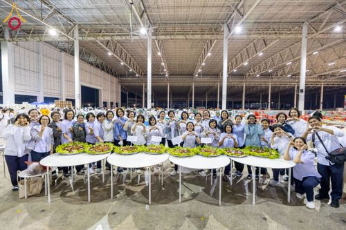 ภาพ No.203160:พิธีถวายภัตตาหารเป็นสังฆทาน แด่พระธรรมยาตรา ณ วัดพระธรรมกาย ตำบลคลองสาม อำเภอคลองหลวง จังหวัดปทุมธานี ในโครงการธรรมยาตรา กตัญญูบูชา มหาปูชนียาจารย์ พระมงคลเทพมุนี(สด จนฺทสโร) พระผู้ปราบมาร อนุสรณ์สถาน 7 แห่ง ปีที่ 13 วันที่ 29 มกราคม พ.ศ. 2568