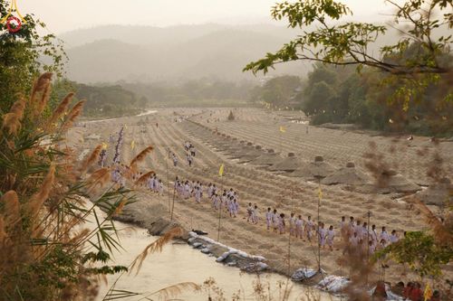 ภาพ No.138603:Photo Story  มหัศจรรย์วัดดงดินแดง Episode 6 พระภิกษุ-สามเณร ในโครงการบรรพชาอุปสมบทหมู่  กว่า 500 รูป และศีลจาริณีกว่า 300 คน ร่วมกันก่อพระเจดีย์ทราย 20,000 องค์ และจุดประทีป  บูชาธรรม 80 ปี หลวงพ่อธมฺมชโย กลางลำน้ำแม่ตื่น