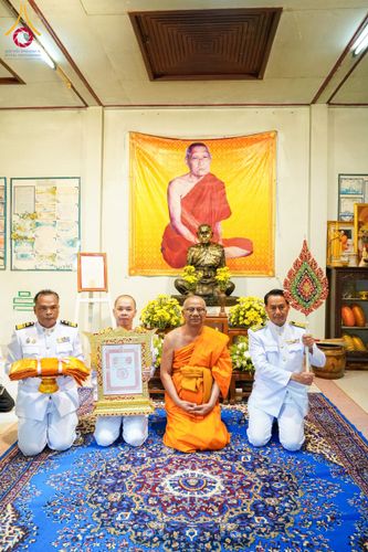 ภาพ No.146659:พิธีต้อนรับสัญญาบัตร พัดยศ ผ้าไตร ในโอกาสที่พระบาทสมเด็จพระเจ้าอยู่หัว ทรงพระกรุณาโปรดพระราชทานสัญญาบัตรตั้งสมณศักดิ์ พระวิมลศาสนวิเทศ (สำรวจ กมโล) เจ้าอาวาสวัดไทยนอร์เวย์ เป็นพระราชาคณะชั้นราช ในราชทินนามที่ “พระราชวชิรศาสนวิเทศ”