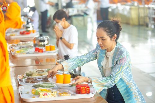 ภาพ No.205645:พิธีสวดพระพุทธมนต์ และถวายภัตตาหารเมนูสวรรค์แด่พระภิกษุ สามเณร วันจันทร์ที่ 3 กุมภาพันธ์ พ.ศ. 2568 ณ หอฉันคุณยายอาจารย์ฯ วัดพระธรรมกาย