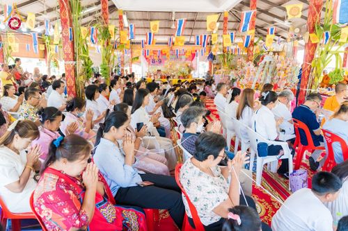 ภาพ No.182450:พิธีทอดกฐิน ณ วัดโปรยฝน จ.ปทุมธานี ในโครงการทอดกฐินสามัคคีทั่วไทย 30,000 วัด บูชาธรรม 80 ปี หลวงพ่อธัมมชโย โดยคณะศิษยานุศิษย์วัดพระธรรมกาย วันที่ 9 พฤศจิกายน พ.ศ. 2567