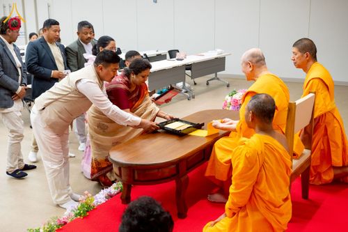 ภาพ No.222677:วันที่ 23 เมษายน พ.ศ. 2568 หลวงพ่อทัตตชีโวต้อนรับคณะสงฆ์เนปาล ณ อาคาร 100 ปี คุณยายมหารัตนอุบาสิกาจันทร์ ขนนกยูง วัดพระธรรมกาย