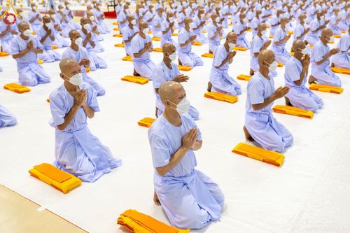 ภาพ No.101626:พิธีขอบรรพชา, พิธีขอสรณคมน์และศีล, พิธีถวายบาตร ในโครงการอุปสมบทหมู่ รุ่นบูชาธรรมมหาปูชนียาจารย์ ณ วัดพระธรรมกาย วันที่ 9 ธันวาคม พ.ศ. 2566