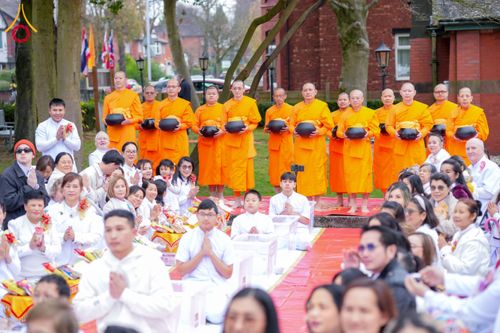 ภาพ No.175290:พิธีทอดกฐิน วัดพระธรรมกายแมนเชสเตอร์ เอดจลีย์ สต็อคพอร์ต ประเทศอังกฤษ ในโครงการกฐินสามัคคีทั่วไทย 30,000 วัด บูชาธรรม 80 ปี หลวงพ่อธัมมชโย โดยคณะศิษยานุศิษย์วัดพระธรรมกาย วันที่ 10 พฤศจิกายน พ.ศ. 2567