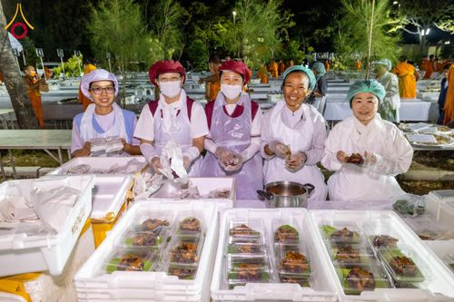 ภาพ No.193681:สาธุชนถวายภัตตาหารเป็นสังฆทาน แด่พระธรรมยาตรา ณ อนุสรณ์สถานมหาวิหารพระมงคลเทพมุนี (โลตัสแลนด์) อ.สองพี่น้อง จ.สุพรรณบุรี ในโครงการธรรมยาตรา กตัญญูบูชา มหาปูชนียาจารย์ พระมงคลเทพมุนี(สด จนฺทสโร) พระผู้ปราบมาร ปีที่ 13 วันที่ 12 มกราคม พ.ศ.2568