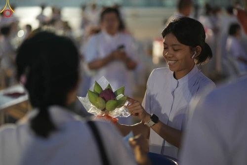 ภาพ No.101386:พิธีเวียนประทักษิณ, พิธีวันทาเจดีย์, พิธีขอขมาและมอบผ้าไตร ในโครงการอุปสมบทหมู่ รุ่นบูชาธรรมมหาปูชนียาจารย์ ณ วัดพระธรรมกาย ในวันที่ 9 ธันวาคม พ.ศ. 2566