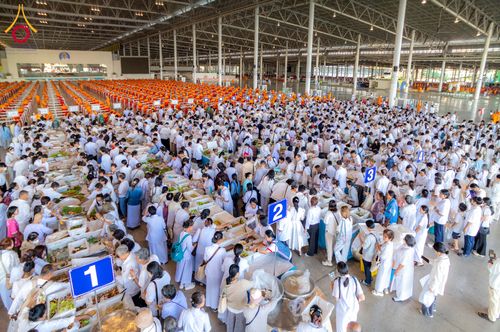 ภาพ No.279181:วันที่ 2 มกราคม พ.ศ.2569 พิธีถวายภัตตาหารเป็นสังฆทาน แด่พระธรรมยาตรา ณ วัดพระธรรมกาย ปทุมธานี ในโครงการธรรมยาตรา กตัญญูบูชา มหาปูชนียาจารย์ พระมงคลเทพมุนี(สด จนฺทสโร) พระผู้ปราบมาร อนุสรณ์สถาน 7 แห่ง ปีที่ 14