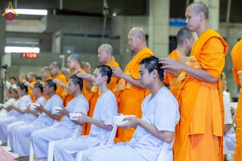 ภาพ No.230706:วันที่ 29 มิถุนายน พ.ศ.2568 พิธีตัดปอยผมและปลงผมนาคธรรมทายาท โครงการบรรพชาอุปสมบทหมู่ รุ่นเข้าพรรษา ณ วิหารคด วัดพระธรรมกาย
