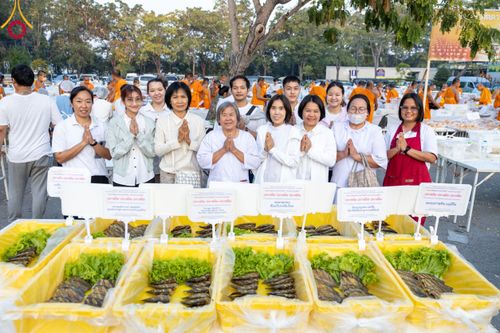 ภาพ No.108440:ถวายภัตตาหารเป็นสังฆทาน แด่คณะพระธรรมยาตราฯ ในโครงการธรรมยาตรากตัญญูบูชา มหาปูชนียาจารย์ พระมงคลเทพมุนี(สด จนฺทสโร) พระผู้ปราบมาร อนุสรณ์สถาน 7 แห่ง ปีที่ 12 วันที่ 7 มกราคม พ.ศ. 2567 ณ อนุสรณ์สถานโลตัสแลนด์ จ.สุพรรณบุรี