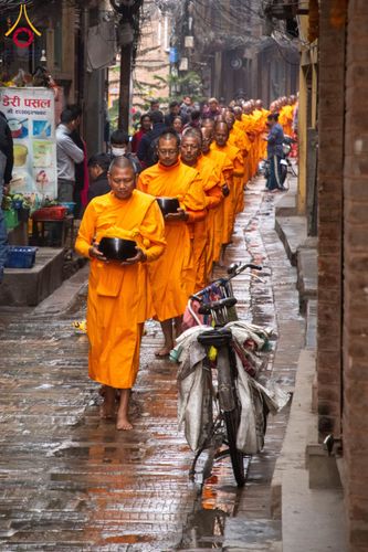 ภาพ No.132524:สามเณรเนปาล บิณฑบาต ย่านทาเมล เมืองกาฐมาณฑุ และเมืองปาฏัน ในโครงการบรรพชา 1,250 รูป ประเทศเนปาล วันที่ 20 มีนาคม พ.ศ. 2567