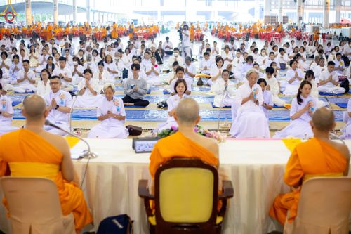 ภาพ No.188501:พิธีถวายภัตตาหารเป็นสังฆทาน แด่พระธรรมยาตรา ในโครงการธรรมยาตรา กตัญญูบูชา มหาปูชนียาจารย์ พระมงคลเทพมุนี(สด จนฺทสโร) พระผู้ปราบมาร อนุสรณ์สถาน 7 แห่ง ปีที่ 13 ณ สภาธรรมกายสากล วัดพระธรรมกาย วันที่ 3 มกราคม พ.ศ. 2568