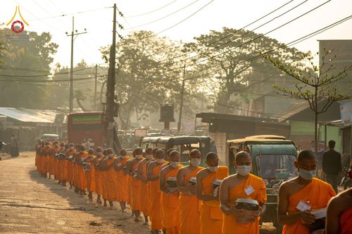 ภาพ No.76371:คณะสงฆ์และสามเณรบิณฑบาต ประเทศบังกลาเทศ วันที่ 11 กุมภาพันธ์ พ.ศ. 2566