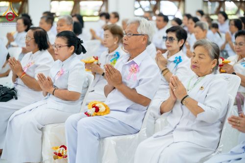 ภาพ No.160788:พิธีเจริญพระพุทธมนต์ และปิดแผ่นทองรูปเหมือน พระเดชพระคุณพระมงคลเทพมุนี (สด จนฺทสโร) พระผู้ปราบมาร จำนวน 3 องค์ วันเสาร์ที่ 5 ตุลาคม พ.ศ. 2567 ณ อาคารปลูกศรัทธา 2 (ชานชลาเดิม) วัดพระธรรมกาย อ.คลองหลวง จ.ปทุมธานี