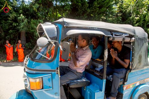 ภาพ No.225640:วันที่ 5 พฤษภาคม พ.ศ. 2568 พิธีบิณฑบาตรอบเมืองนูวราอิลิย่า ฉลองเทศกาลวิสาขบูชา แห่งชาติประเทศศรีลังกา