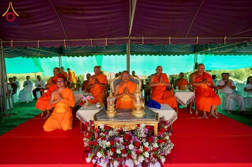 ภาพ No.255458:วันที่ 13 ตุลาคม พ.ศ. 2568 พิธีบรรจุพระบรมสารีริกธาตุ ผูกผ้า 7 สี เพื่อความเป็นสิริมงคล  และ ยกช่อฟ้า ประดิษฐานบนหลังคาอุโบสถวัดทุ่งเจริญธรรม ถวายบูชาธรรม 81 ปี หลวงพ่อธัมมชโย โดยคณะศิษยานุศิษย์ ณ วัดทุ่งเจริญธรรม อ.อมก๋อย จ.เชียงใหม่