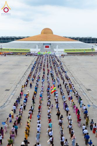 ภาพ No.143663:พิธีถวายผ้าไตร, สวดธรรมจักร, ปฏิบัติธรรม และฟังแสดงพระธรรมเทศนา ภาษาเมียนมา โดยมีสาธุชนชาวเมียนมากว่า 4,000 คน เข้าร่วมพิธี ณ มหารัตนวิหารคด วัดพระธรรมกาย วันอาทิตย์ที่ 7 กรกฎาคม พ.ศ. 2567