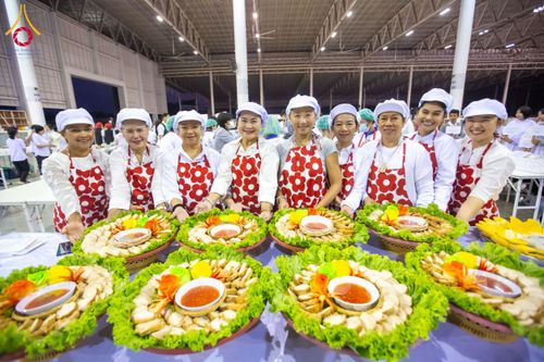 ภาพ No.203183:พิธีถวายภัตตาหารเป็นสังฆทาน แด่พระธรรมยาตรา ณ วัดพระธรรมกาย ตำบลคลองสาม อำเภอคลองหลวง จังหวัดปทุมธานี ในโครงการธรรมยาตรา กตัญญูบูชา มหาปูชนียาจารย์ พระมงคลเทพมุนี(สด จนฺทสโร) พระผู้ปราบมาร อนุสรณ์สถาน 7 แห่ง ปีที่ 13 วันที่ 29 มกราคม พ.ศ. 2568