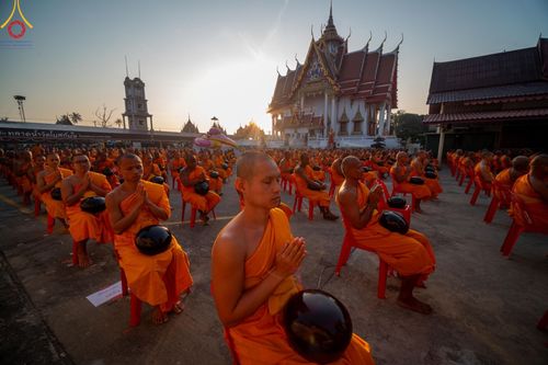ภาพ No.197626:พิธีตักบาตรพระธรรมยาตรา ณ อนุสรณ์สถานลำดับที่ 4 สถานที่เกิดด้วยกายธรรม วัดโบสถ์(บน) ต.บางคูเวียง จ.นนทบุรี ในโครงการธรรมยาตรา กตัญญูบูชา มหาปูชนียาจารย์ พระมงคลเทพมุนี(สด จนฺทสโร) พระผู้ปราบมาร อนุสรณ์สถาน 7 แห่ง ปีที่ 13 วันที่ 19 มกราคม พ.ศ. 2568