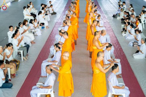 ภาพ No.159688:พิธีตัดปอยผมปลงผมนาคธรรมทายาท, พิธีบรรพชาอุปสมบทหมู่ โครงการอุปสมบทหมู่บูชาธรรม 140 ปี พระมงคลเทพมุนี (สด จนฺทสโร) ณ โบสถ์พระไตรปิฏก วัดพระธรรมกาย วันเสาร์ที่ 5 ตุลาคม พ.ศ. 2567